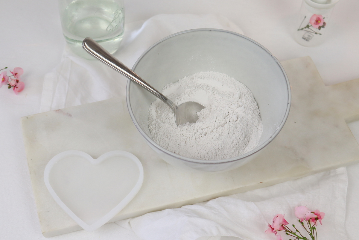 DIY - selbstgemachte Untersetzer in Herzform aus Raysin mit Plotter Vinyl-Schrift