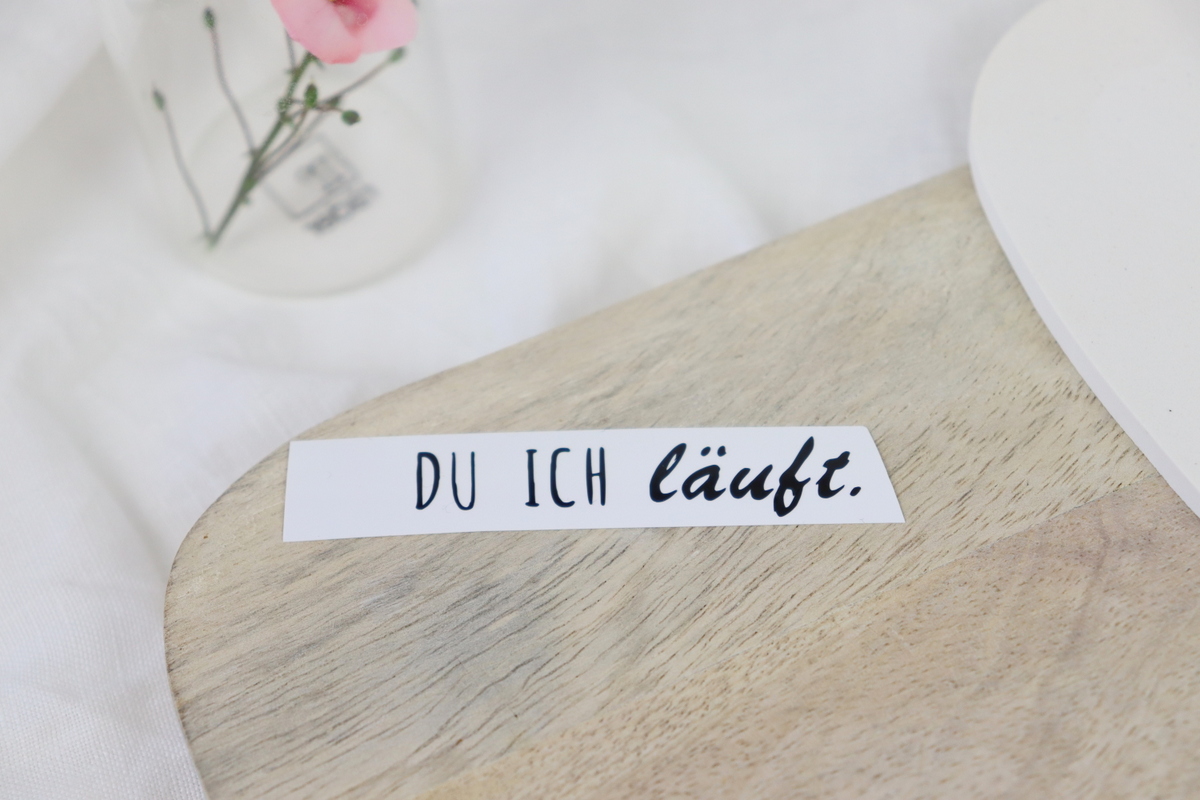 DIY - selbstgemachte Untersetzer in Herzform aus Raysin mit Plotter Vinyl-Schrift