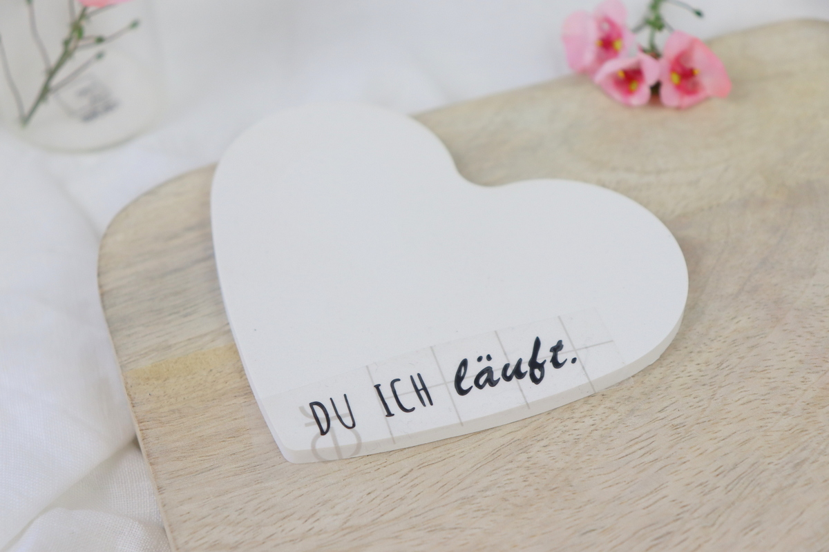 DIY - selbstgemachte Untersetzer in Herzform aus Raysin mit Plotter Vinyl-Schrift