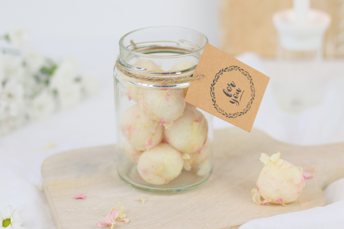 DIY - selbstgemachte Badekugeln mit Blüten
