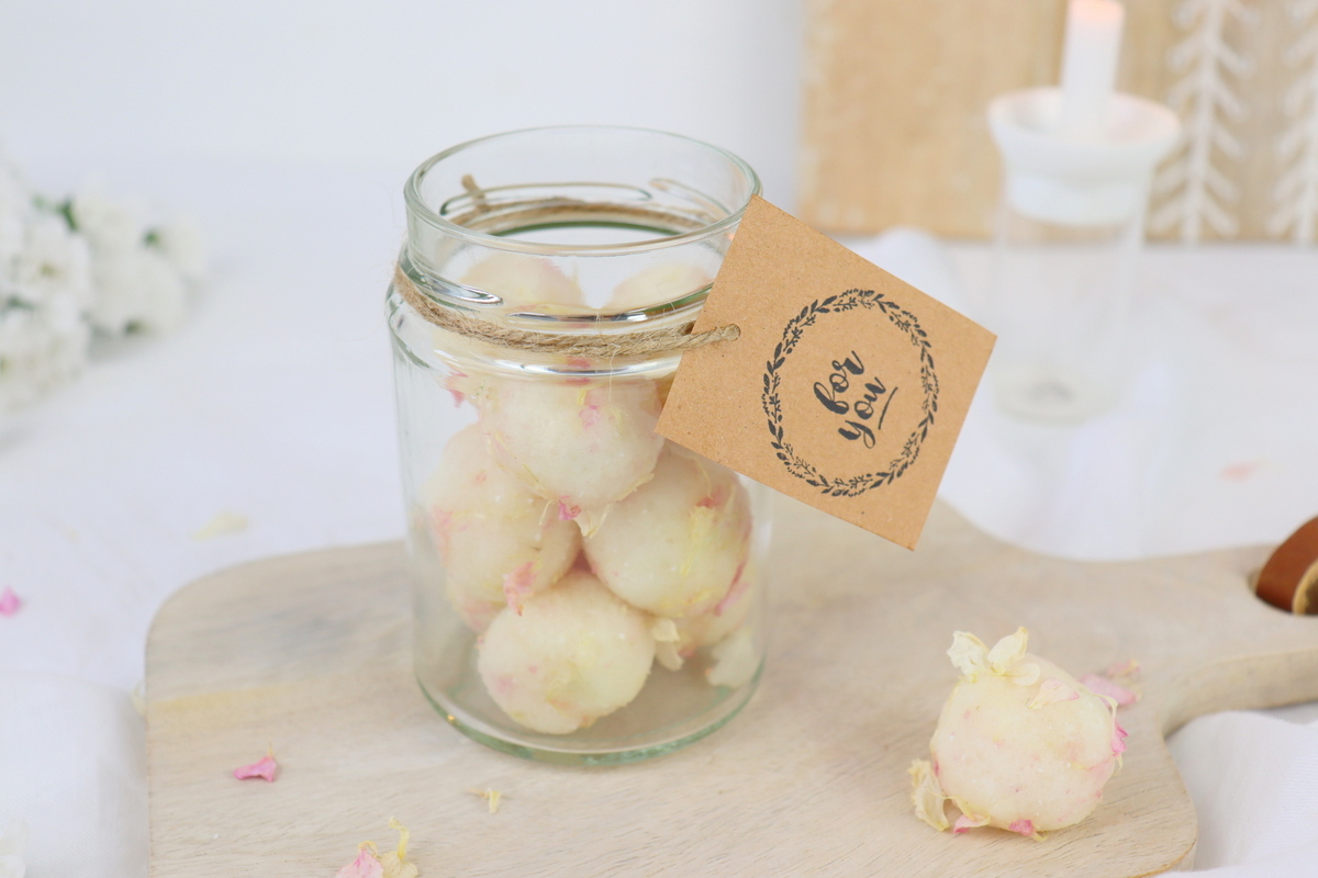 DIY - selbstgemachte Badekugeln mit Blüten