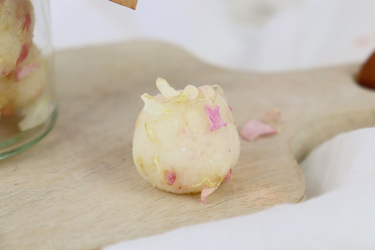 DIY - selbstgemachte Badekugeln mit Blüten