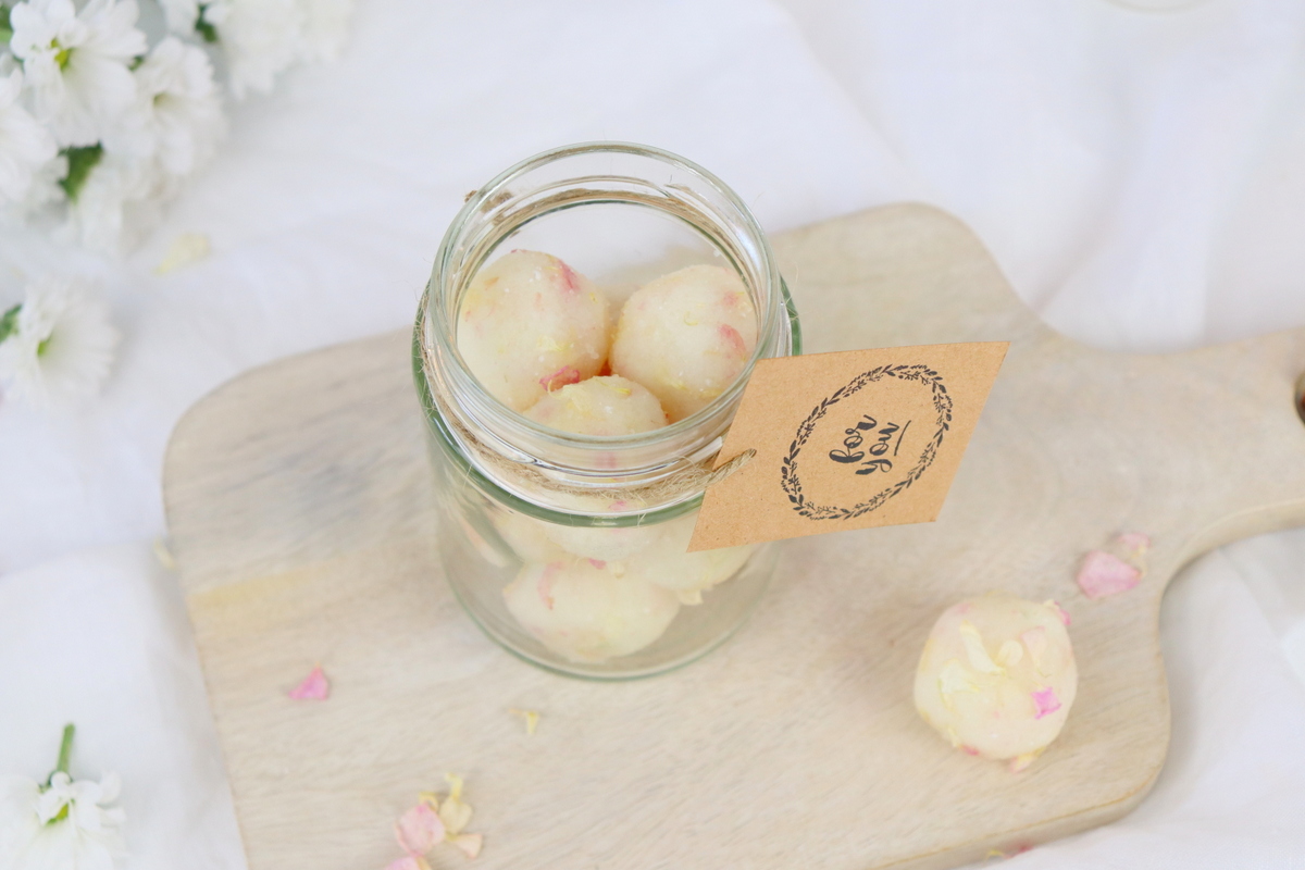 DIY - selbstgemachte Badekugeln mit Blüten