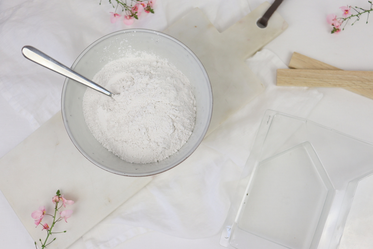 DIY - selbstgemachte Häuser aus Raysin mit Holzdach aus Klötzchen