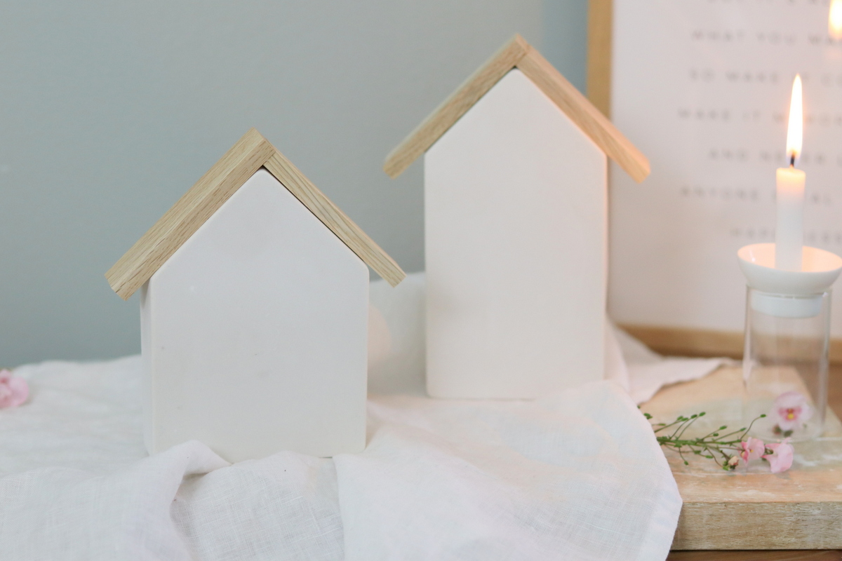 DIY - selbstgemachte Häuser aus Raysin mit Holzdach aus Klötzchen
