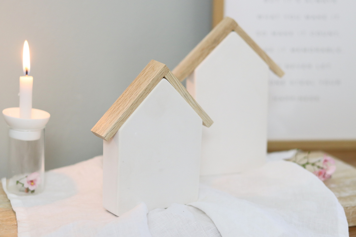 DIY - selbstgemachte Häuser aus Raysin mit Holzdach aus Klötzchen