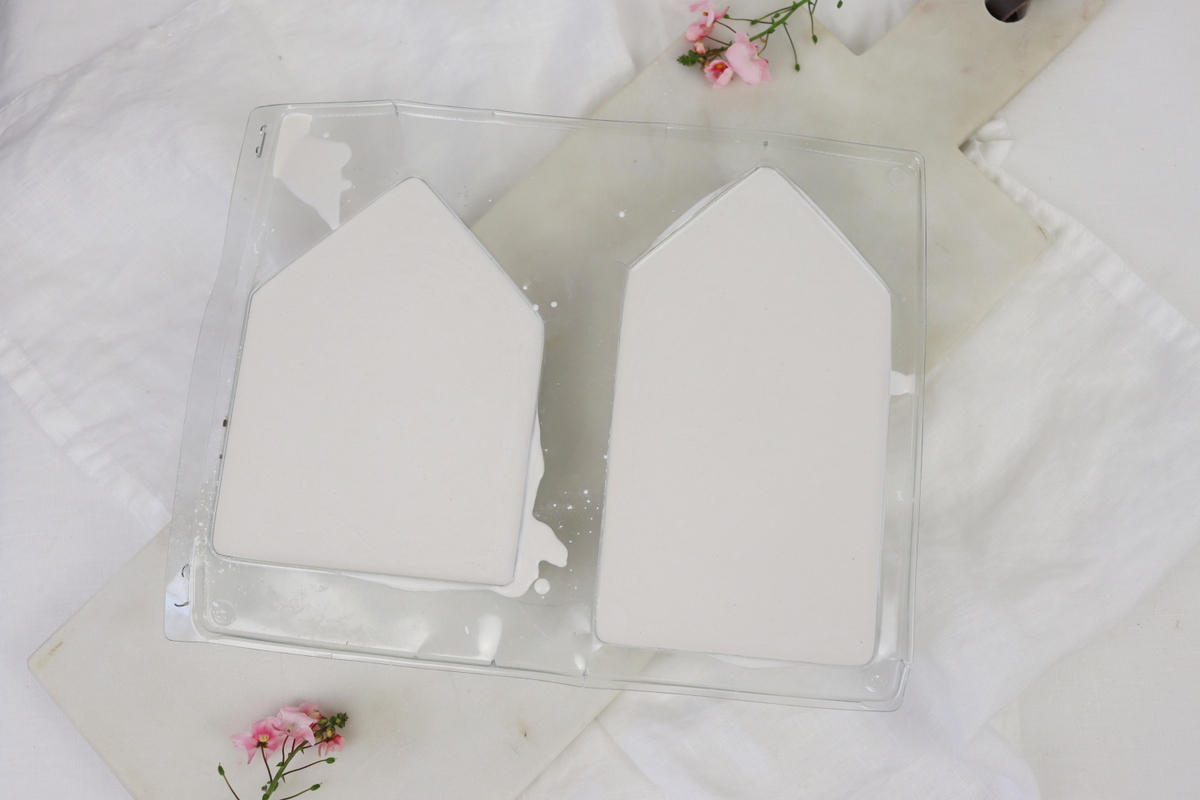 DIY - selbstgemachte Häuser aus Raysin mit Holzdach aus Klötzchen