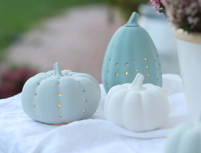 DIY Kürbisse selber schnitzen als Kürbis Laternen und bemalen