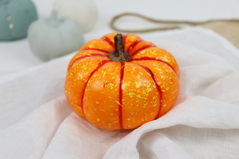 DIY Kürbisse selber schnitzen als Kürbis Laternen und bemalen