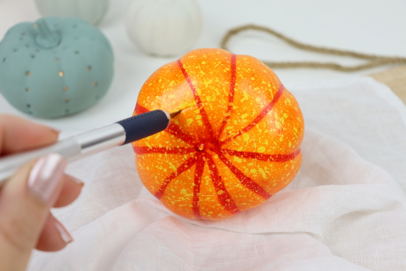 DIY Kürbisse selber schnitzen als Kürbis Laternen und bemalen