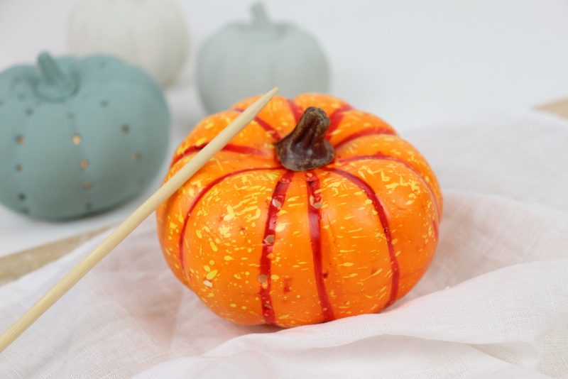 DIY Kürbisse selber schnitzen als Kürbis Laternen und bemalen