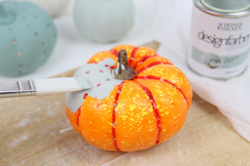 DIY Kürbisse selber schnitzen als Kürbis Laternen und bemalen