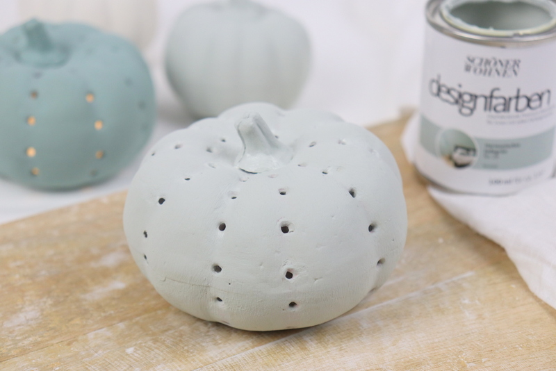 DIY Kürbisse selber schnitzen als Kürbis Laternen und bemalen