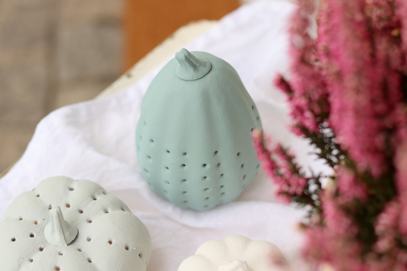 DIY Kürbisse selber schnitzen als Kürbis Laternen und bemalen