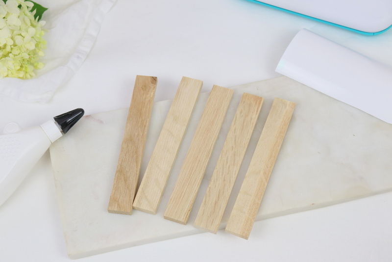 DIY Anleitung - selbstgemachte, herbstliche Schilder aus Klötzchen mit Plotter-Herbstmotiven 