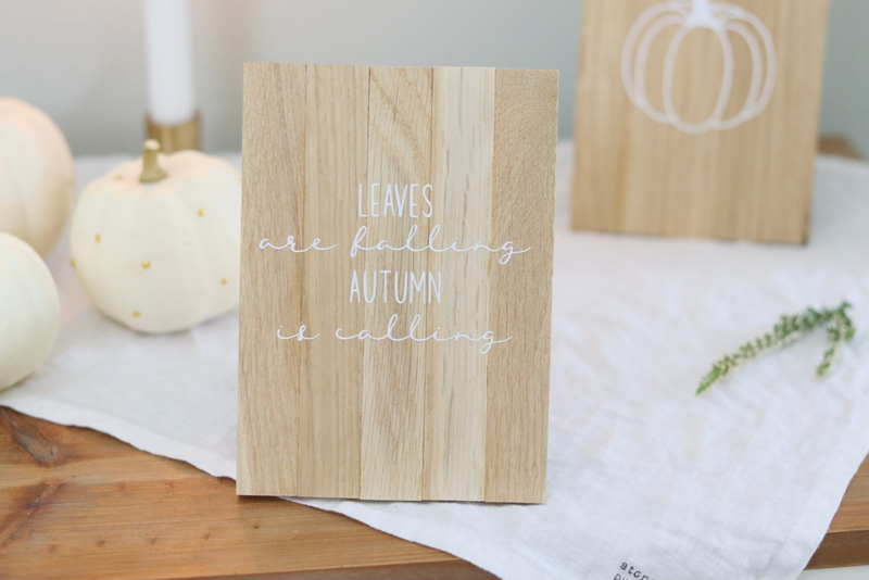 DIY Anleitung - selbstgemachte, herbstliche Schilder aus Klötzchen mit Plotter-Herbstmotiven 