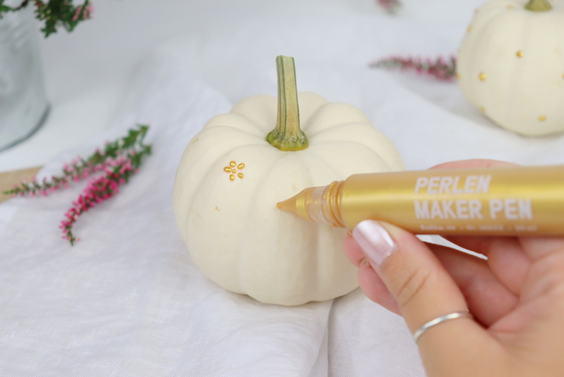 DIY Anleitung - selbstgemachte bemalte Kürbisse als Herbstdeko 