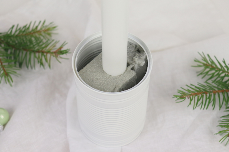 DIY - selbstgemachter Adventskranz aus Dosen / Konservendosen mit Tannengrün und Stabkerzen