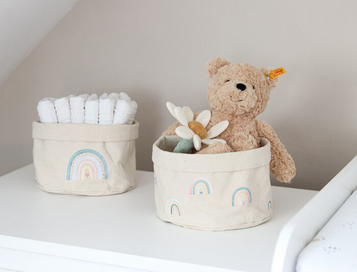 DIY Regenbogen Utensilo - Plotterfolie mit Aquarellfarbe bemalen