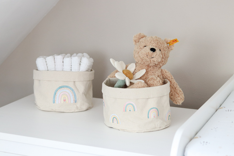 DIY Regenbogen Utensilo - Plotterfolie mit Aquarellfarbe bemalen