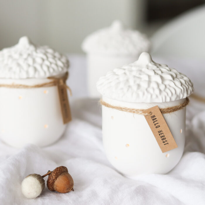 Herbstdeko selber machen: Eichel-Licht aus Raysin gießen