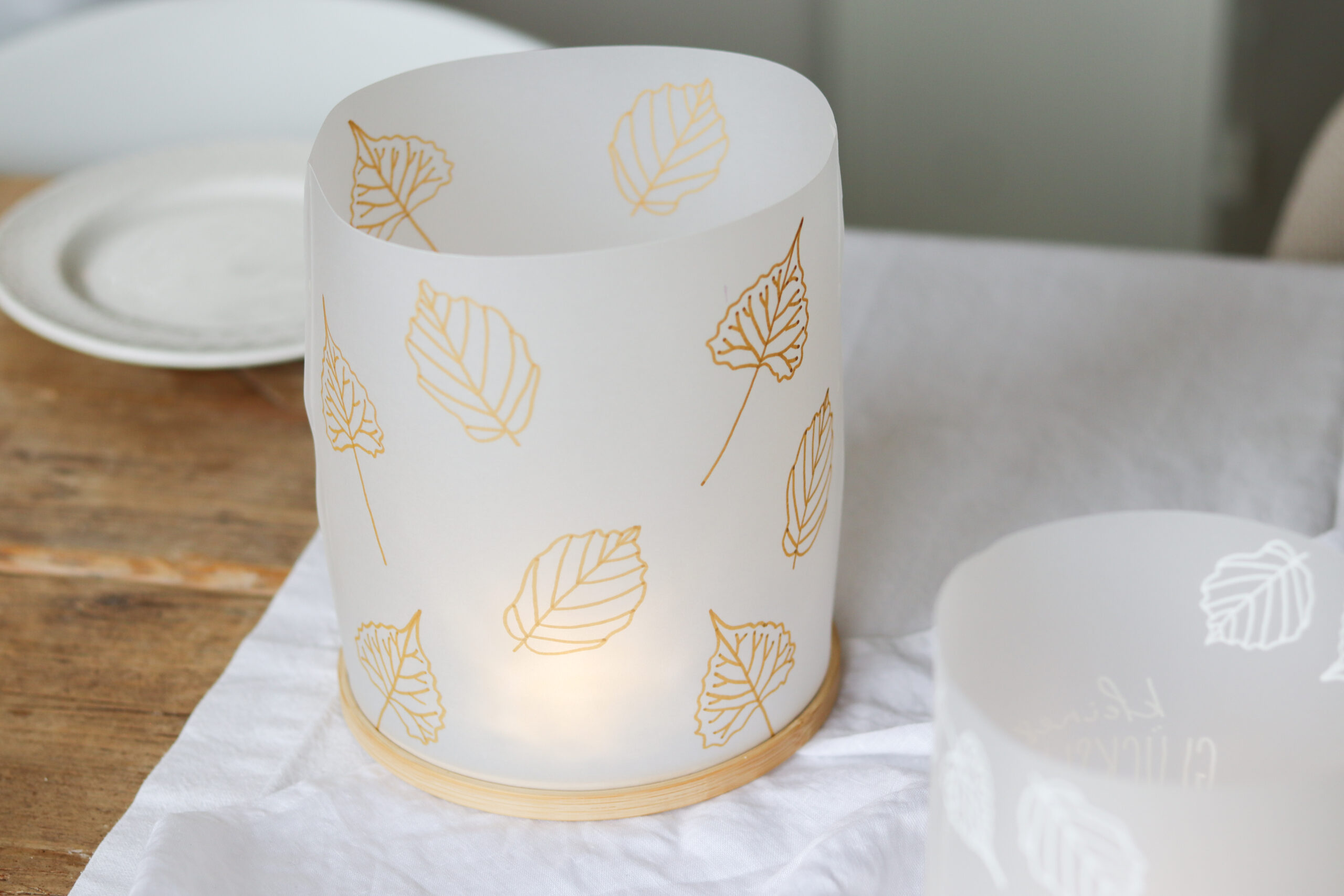 Herbstliche Windlichter basteln mit Transparentpapier & Stickrahmen