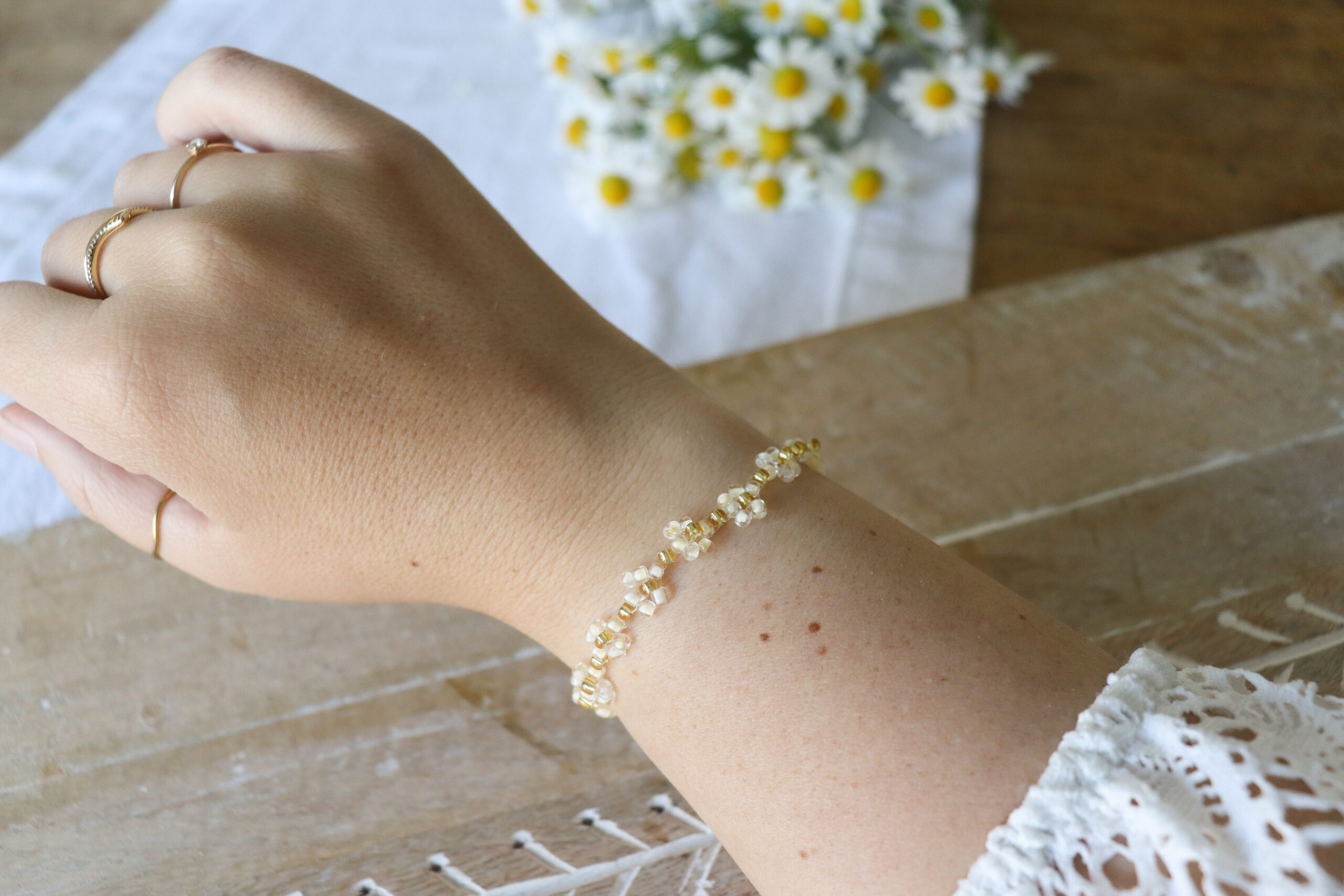 DIY Anleitung: Daisy-Armband einfach selber machen