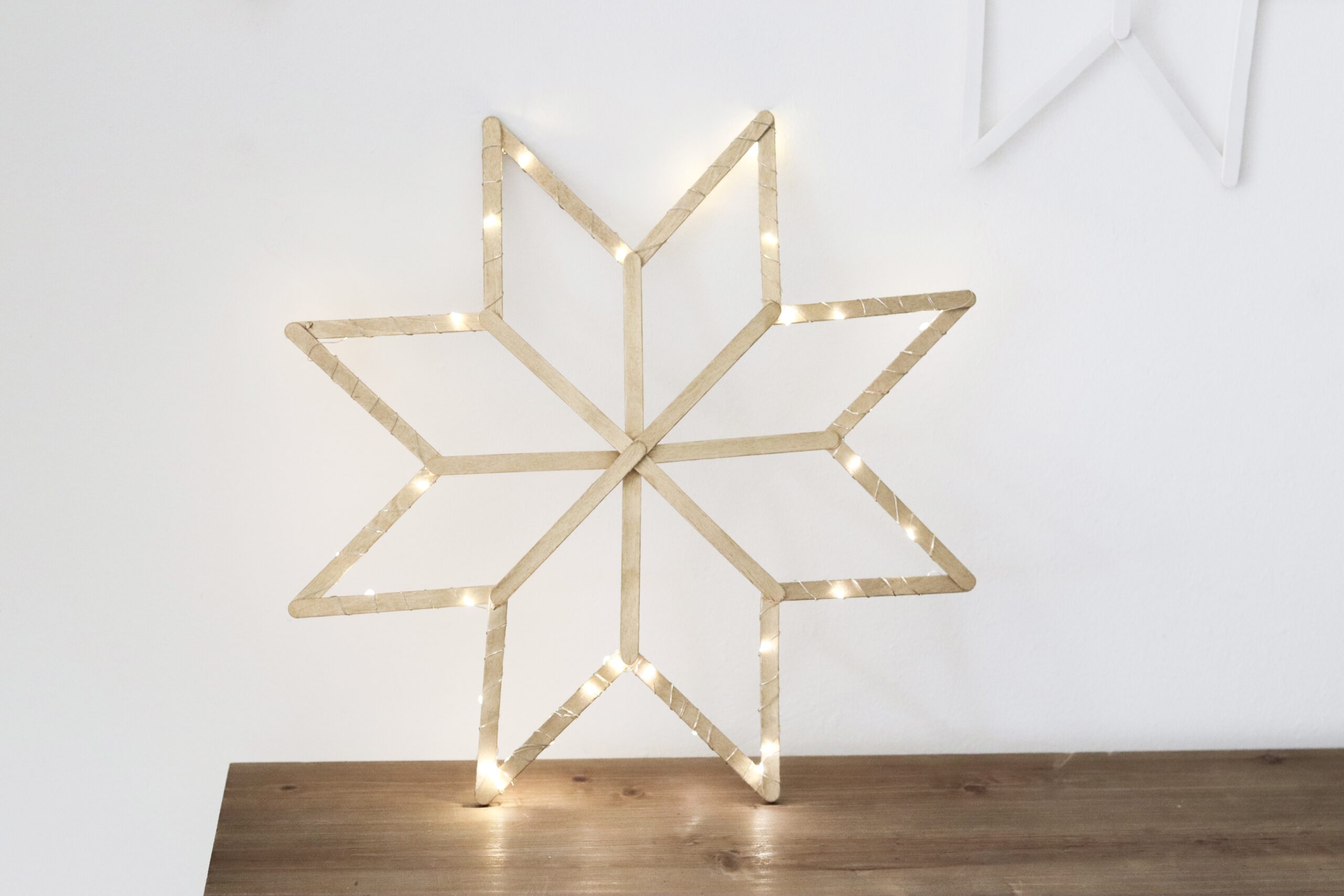 Weihnachtssterne aus Eisstielen basteln – einfache DIY-Dekoidee für die Adventszeit (1)