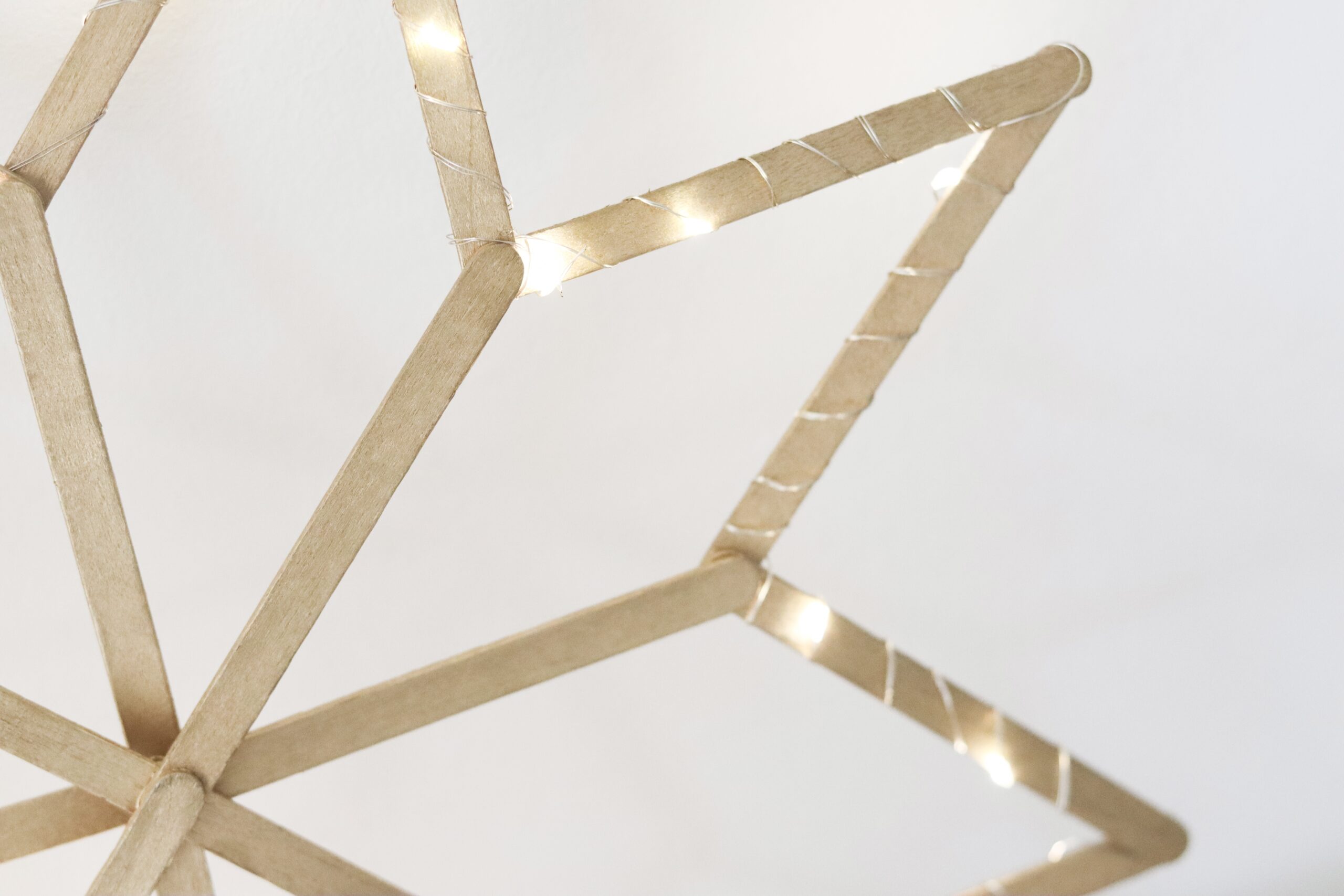 Weihnachtssterne aus Eisstielen basteln – einfache DIY-Dekoidee für die Adventszeit (1)